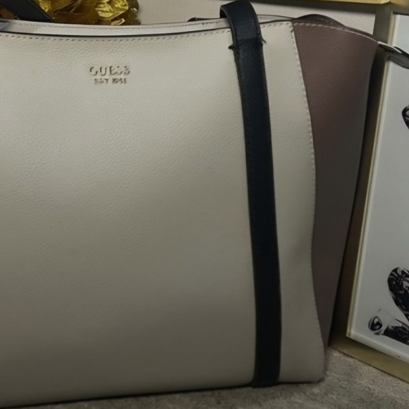 Guess color block tote - Picture 2 of 8